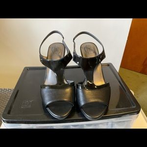 Ahhh! Comfy 3 1/2” heel open toe shoes- size 10M